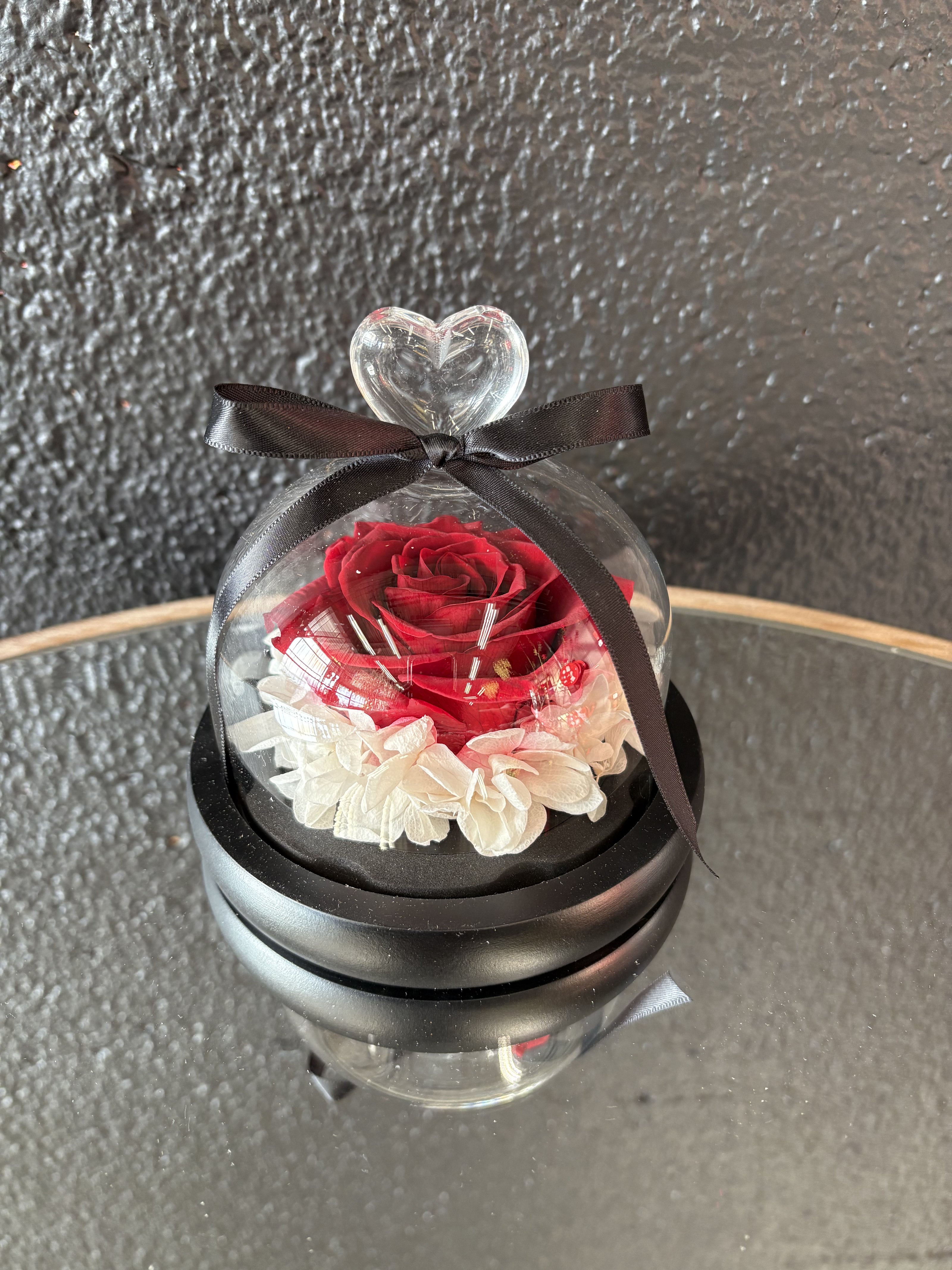 Rose sur nid sous cloche A007